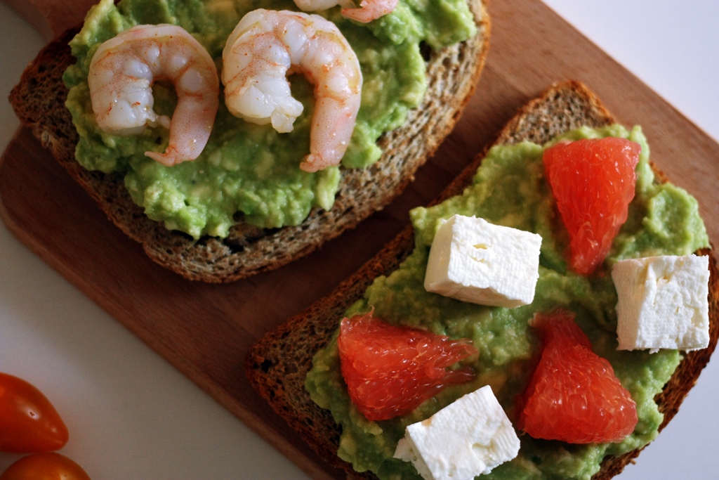 avocado toast con gamberi e lime